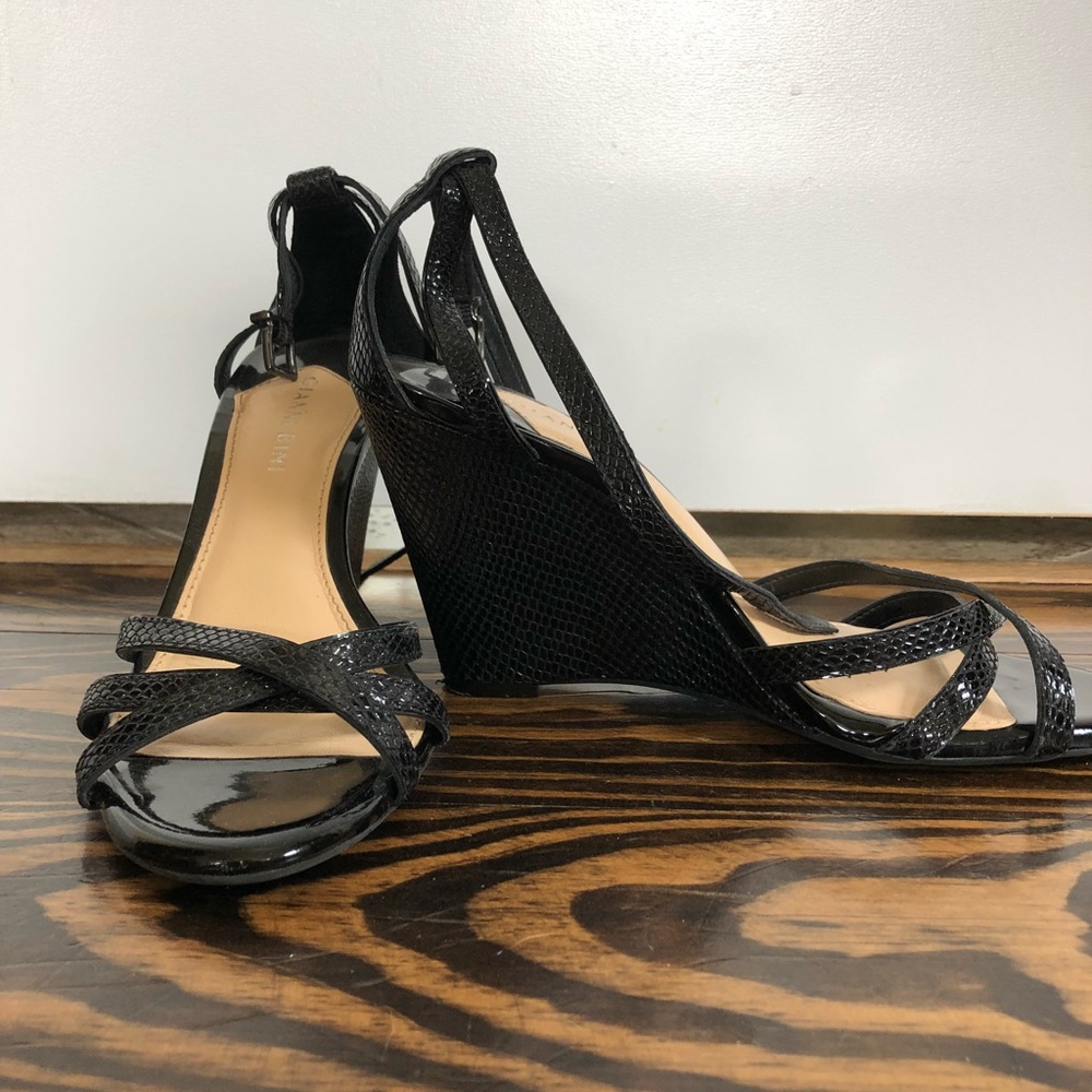 EUC Gianni Bini black patent wedge sandal 8.5